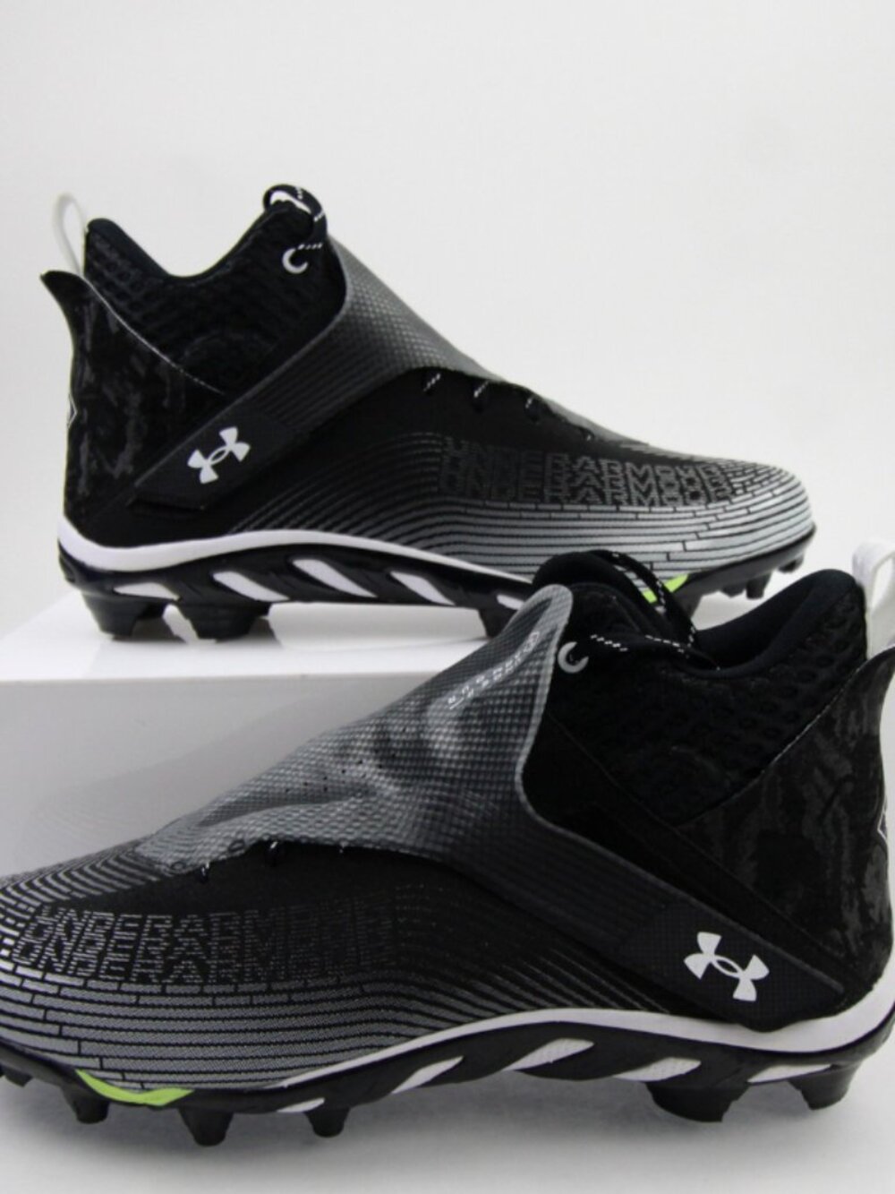 Mens NWT Under Armour Highlight football cleats